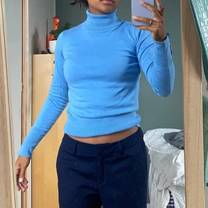 Blå turtleneck - Så fin blå turtleneck i jättefint skick!!🥳💕💕💕
