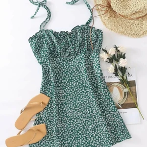 Klänning - Klänning från shein i strl M. Endast testad. Köparen står för frakten om du inte kan mötas upp (endast i Falköping).                                                                                 Om du kombinerar med fler av mina plagg tar jag endast en frakt avgift. Köparen ska även betala innan plagget skickas med ett bevis från swish. 