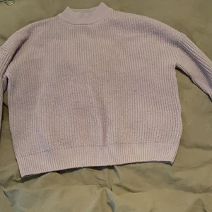 Lila stickad tröja. - Stickad tröja som knappt är använd från new yorker. Köparen Står för frakten😁