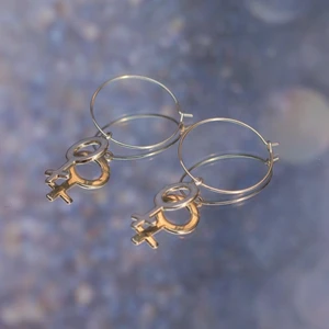 Örhängen med kvinnosymbol *Stor* - Fina silverfärgade örhängen med kvinnosymbolen. Stor symbol. Finns även med mindre symbol. Se bild nr 3 för storleksskillnad. Nickelfria. 