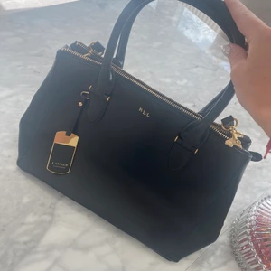 Ralph lauren väska!  - Väldigt fint skick på väskan nypris nästan 3000kr 