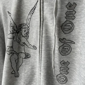 One of one ziphoodie ❣️ - Världens finaste one of one hoodie. Köpt för 1400kr här på plick. Har verkligen älskat denna och bevarat den väl! Inga tappade stenar, väldigt väldigt svag nyans av beige från puder precis vid inner-nacken, har aldrig tvättat den då jag varit osäker på hur stenarna skulle klarat det därav är det inte borttvättat än (skickar gärna bilder vid för förfrågan). Köpare står för frakt! Utgångspris börjar vid 900 då priset och efterfrågan på dessa är hög. Skriv vid frågor! Vid bud kontakta mig!