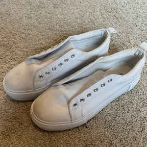 Skor sneakers - Super fina sneakers som endast är använda 1 gång! Storlek 38