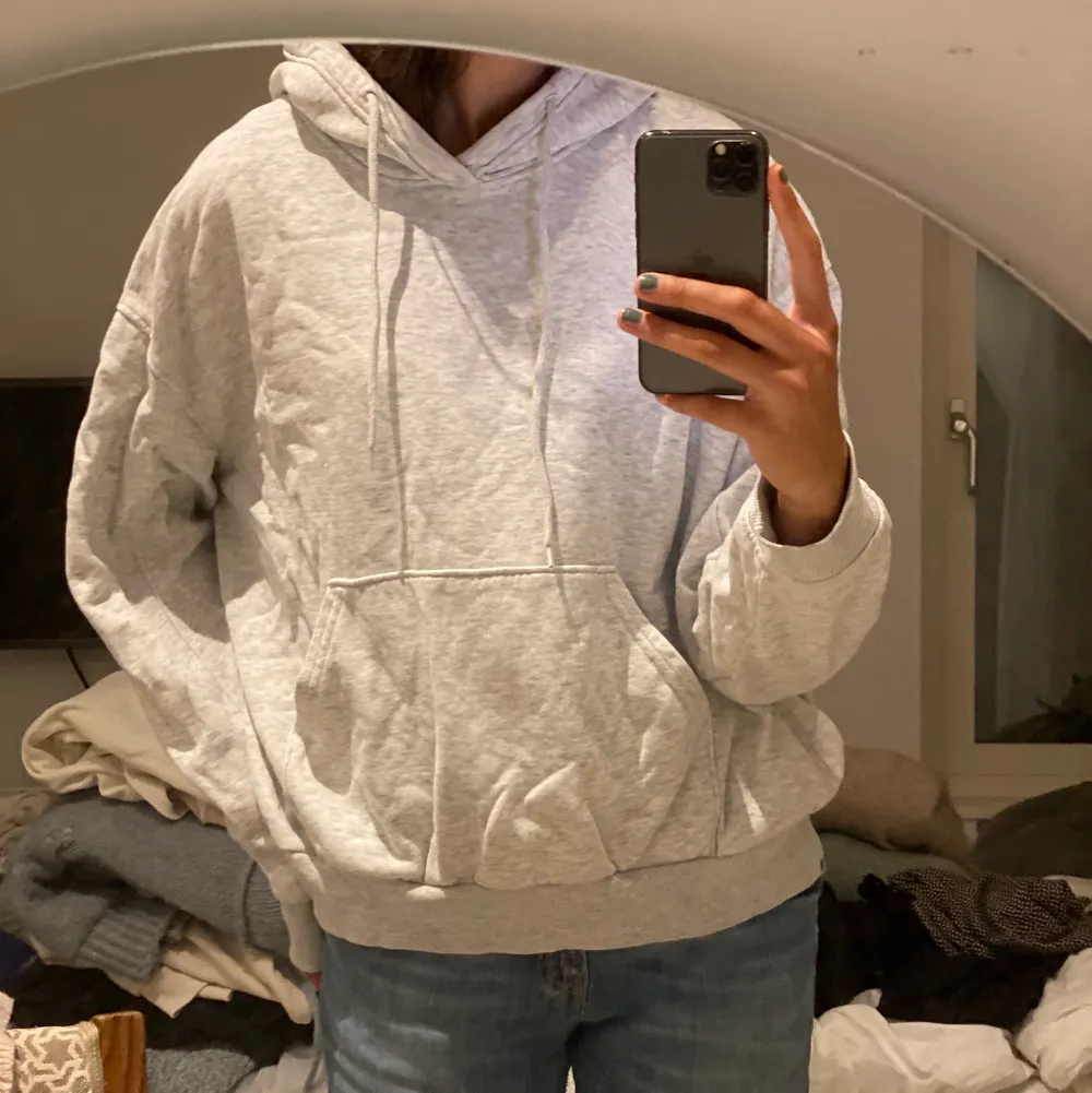 Ljusgrå hoodie från weekday, använd ett fåtal gånger💙. Hoodies.