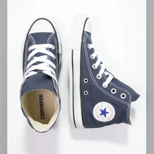 Converse chuck taylor all star hi - använda kanske 10 gånger. Det är ett litet litet hål på sidan av skon som man knappt ser skriv till mig privat och fråga om ni skulle vilja se så löser jag bild.annars fina, tvättar SÅKLART innan jag säljer.