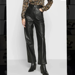 LEVIS RIBCAGE SKINNBYXOR - SÅÅ SNYGGA, tygbyxor i ”skinn” material från LEVIS som jag endast använt fåtal gånger. Byxorna är just nu slutsålda på Zalando där det kostar 996kr (original pris 1245kr) Byxorna är i super bekvämt material men tyvärr så passar jag inte i dem längre! Behöver byxorna vid köp att postas tillkommer fraktkostnad utöver priset på 400kr! Fler bilder skickas i DM vid intresse❤️ 