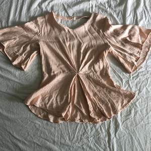 Säljer den här fina blusen från GinaTricot i storleken 38. Den har jätte fina detaljer på magen, armarna och på ryggen. Skriv för mer tydliga bilder (bilder på hur den ser ut på). Använd några gånger men kommer inte till användning längre. Frakt tillkommer 