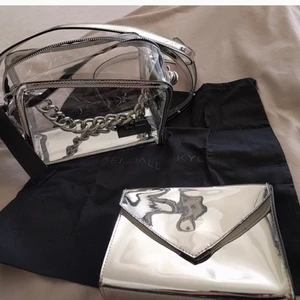 Kendall+Kylie väska - Genomskinlig väska med silver detaljer i från kendall och Kylie Jenners märkes kollektion. Finns inte att köpa längre. Inköpt i London. Gott skick, men använt, och det märks att den är en kvalitets väska.(Mittenbilden är min bild de andra är lånade) Obs: priset är diskuterbart💓