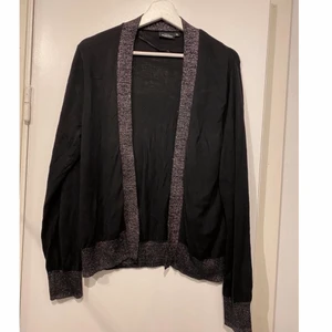 Sticka kofta  - Svart fin stickad kofta men lite silverfärgad i