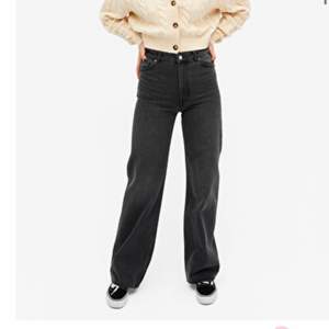 Supersnygga mörkgrå jeans från monki i modellen Yoko och i storleken 24. De är endast använda ett fåtalgånger och är i ett bra skick🥰
