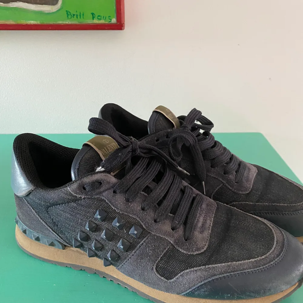 Denim sneakers från Valentino med blåa detaljer, använt skick men väldigt fräscha. Strl 38 men passar även för en strl 39. Skor.