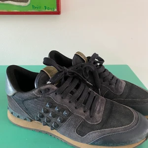 Valentino sneakers strl 38 - Denim sneakers från Valentino med blåa detaljer, använt skick men väldigt fräscha. Strl 38 men passar även för en strl 39