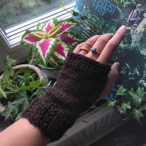 INTRESSEKOLL - Stickar handledsvärmare lite då och då och tänkte kolla intresse på beställningar! Dessa två x är mina egna men kan sticka liknande (och i andra garn) vid intresse☺️💞 