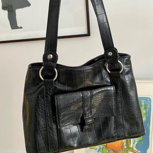 Svart väska  - Svart väska i skinnimitation 