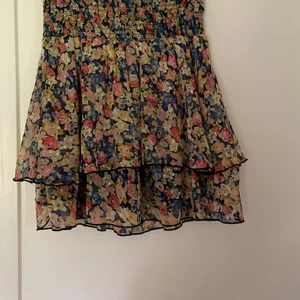 Fin blommig kjol - Säljer kjol från Bikbok, slutsåld. Köpt för något år sen men knappt använd☺️ fin volang och perfekt längd👌🏻