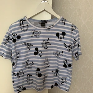 Blå och vit Mickey mouse t-shirt - En jätte fin tröja som tyvärr inte kommer till någon användning mer.