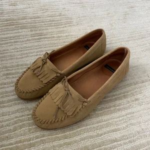 Skor i mocka  - Skor i beige/sandfärgad mocka från Vagabond. Spår av användning finns. Nypris ca 800-900kr