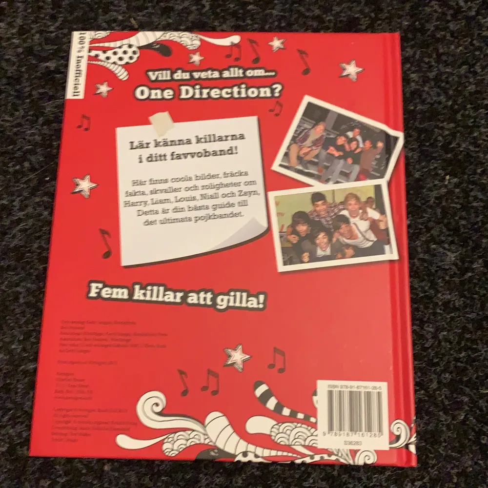 säljer min älskade One Direction bok då jag numera kan den utan och innan 🥰 syns knappt att den är använd överhuvudtaget!!. Övrigt.