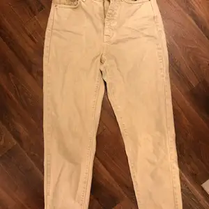 Ett par beiga supersnygga jeans från Gina Tricot i storlek 34. Inga defekter på plagget. Skriv gärna i chatten för funderingar💗💗
