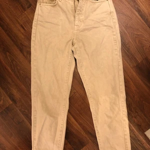 Beiga jeans - Ett par beiga supersnygga jeans från Gina Tricot i storlek 34. Inga defekter på plagget. Skriv gärna i chatten för funderingar💗💗