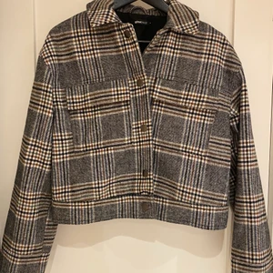 Jacka i rutmönster  - Snygg lite kortare jacka i rutmönster. Passar perfekt till hösten då man får plats med en tjockare tröja under. Använd ett fåtal gånger🧡