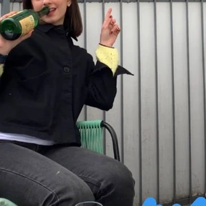 Svart jacka - svart tunn jacka från monki. Går ner till höften och har fina detaljer såsom knapparna och fickorna! felfri