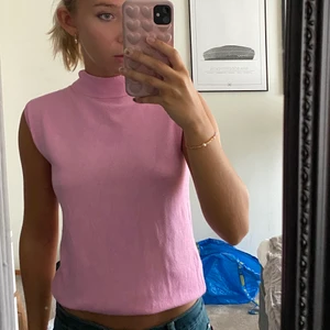 Tröja/linne - Jätte fin tröja/linne som jag köpt vintage, vet inte vilken storlek det är men skulle säga att den passar på alla mellan S-L beroende på önskad passform💓