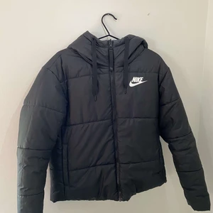 Svart Nike vinterjacka - Tvåsidig Nike vinterjacka använd men är i bra skick köpare står för frakt🖤