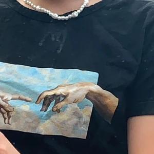 Svart tröja med tryck! - Svart tröja med tryck! Storlek s, köpare står för frakt!💕