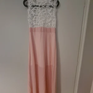 Rosa långklänning med spets  - Långklänning till bröllopet eller festen? Vit spets upptill. Använd 1 gång 