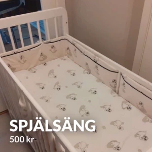 Spjälsäng  - En sänk och lyft bar spjälsäng. Madras, täcke och sidoskydd madrass ingår.