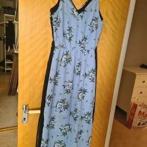 Blå långklänning med blommor - Fin långklänning från HM