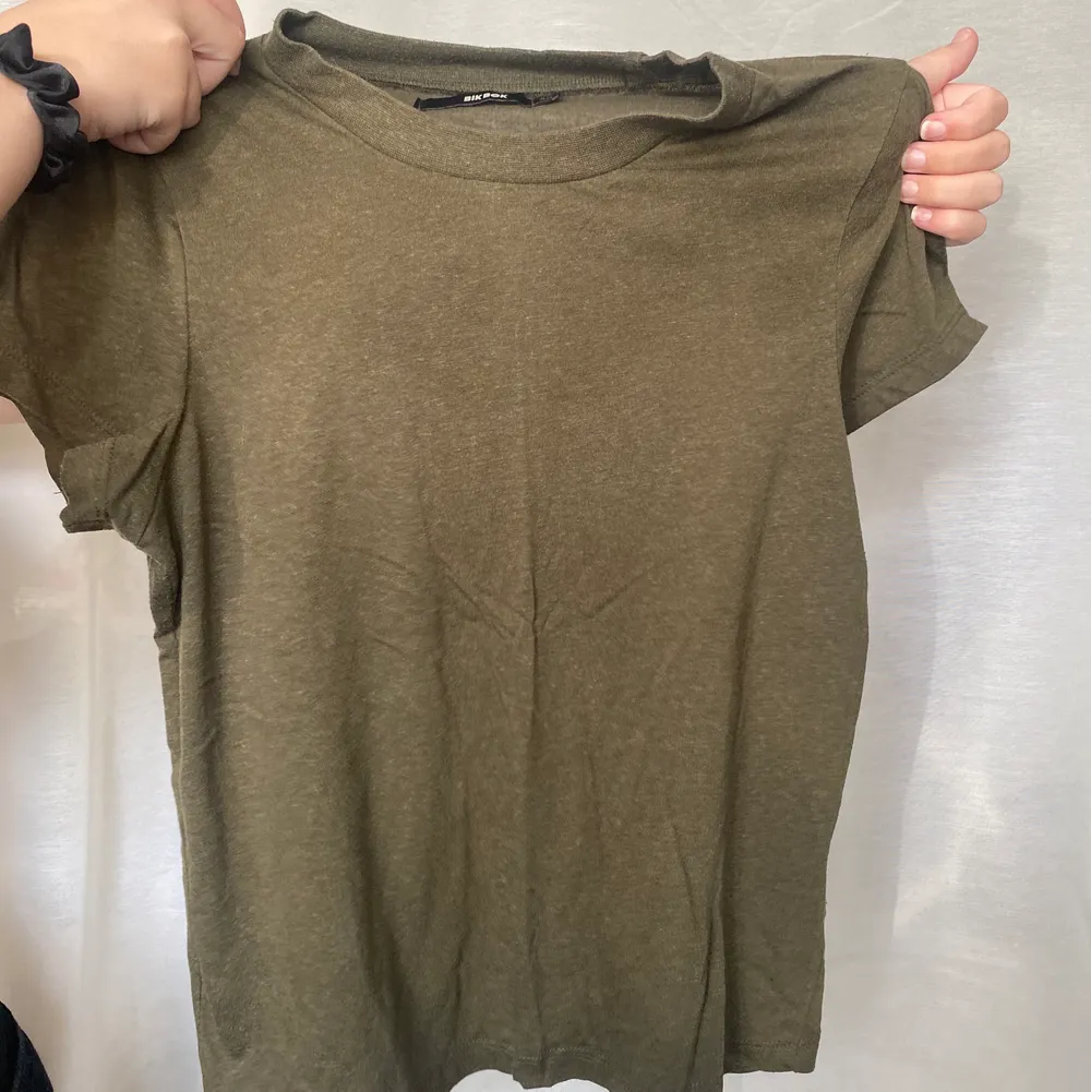 En röd & en militär grön t shirt från BikBok i storlek S. Den gröna är mer grön i verkligheten! Köp båda för 150 eller en för 100kr. Skriv för mer information eller bilder ☺️. T-shirts.