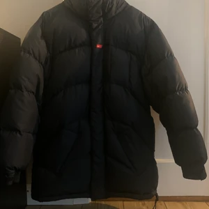 Nike puffer jacket  - Säljer nu min extremt snygga och sköna vinterjacka ifrån nike! Den är använd fåtal gånger och säljer den då jag inte har något behov av den☺️ kan skickas om köparen står för frakten