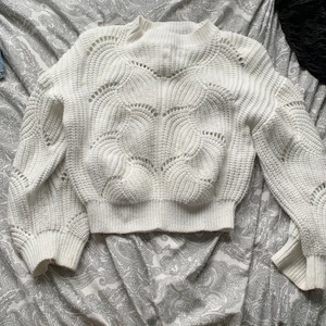 Vit stickad tröja - Ser lite igenom så rekommenderar att ha linne under