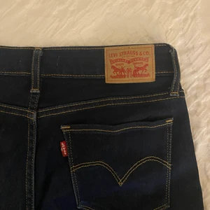 Levi’s bootcut lågmidjade jeans👖👖 - Ett par snygga mörkblåa Levi’s bootcut jeans! Är i väldigt fint skick och passar perfekt till hösten! Jeansen är lågmidjade👖😍