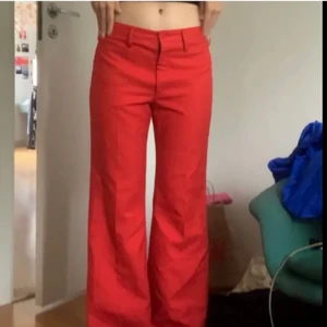 röda lågmidjade kostymbyxor - köpte på Plick men passade inte så säljer vidare ( ej använt dom ) ❤️ lånade bilder från förra säljaren som var 167cm ( ca 73cm i innerbenslängd ). 119+frakt