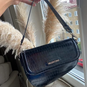 Valentino väska  - Svart Valentino väska. Nypris: 2000kr, Mitt pris: 1000kr