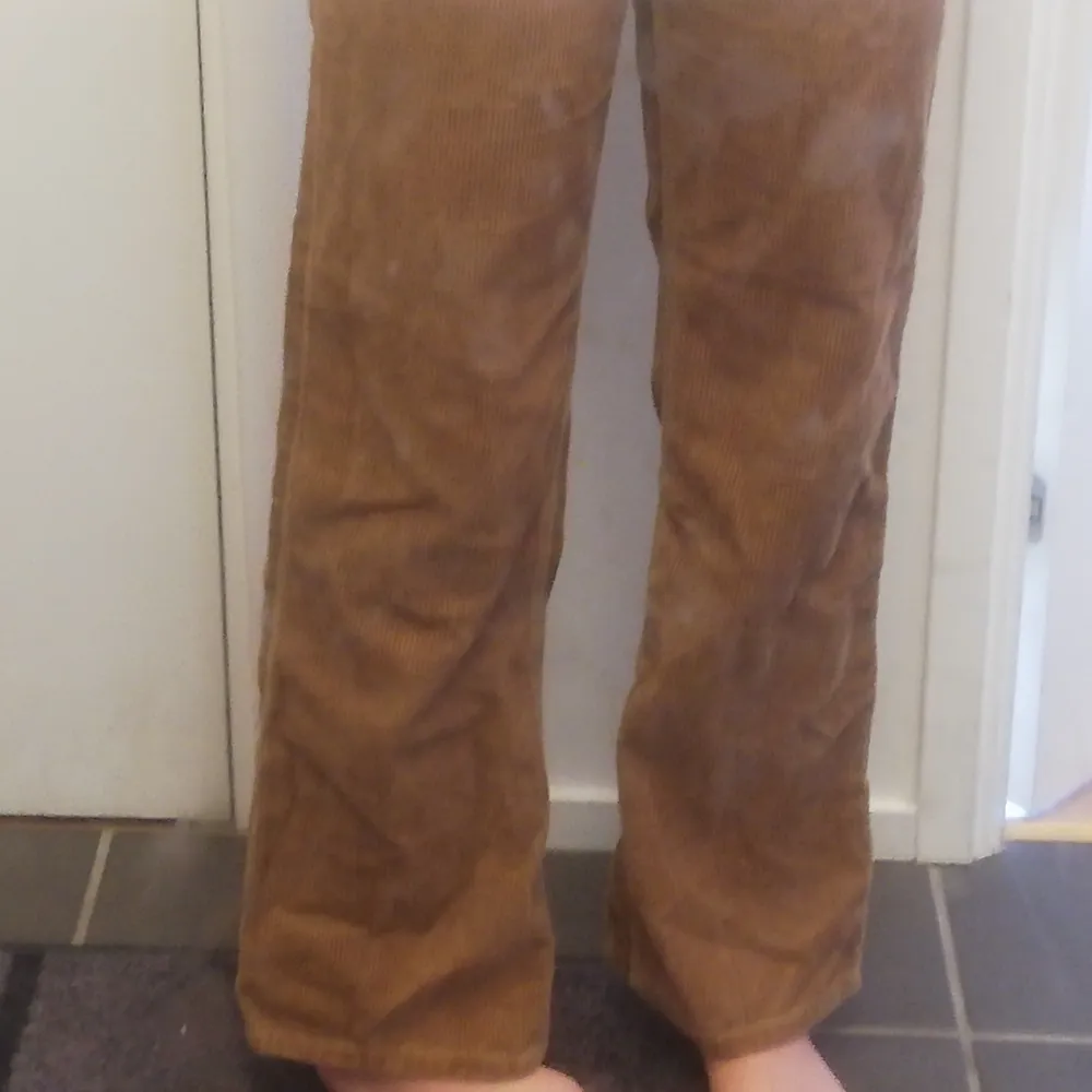 Snyggaste manchesterbyxorna!! Perfekta färgen, strl 36 och knappt använda. Jag är 170cm! (obs smutsig spegel) 🤩. Jeans & Byxor.