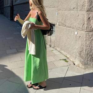 Säljer denna populära gröna klänning från Zara! Slutsåld på hemsidan! Endast använd en gång ☺️ Första bilden är lånad. Den passar S-L då man knyter den i ryggen! Säljer för 245 eller hösta bud! ❤️‍🔥❤️‍🔥❤️‍🔥