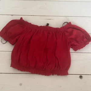 Röd topp från hm - Jättefin röd off shoulder top från H&M! Använd 2 gånger och är som ny! ❤️