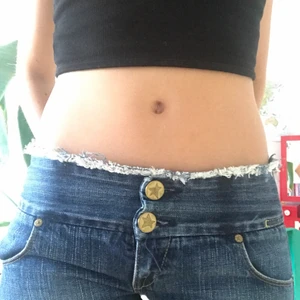 Levi’e Jeans  - Lågmidjade jeans från Levi’s. Med snygga detaljer på bakfickor och knappar. Osäker på storleken men jag brukar ha typ 24/32 i jeans. 