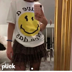 Smiley t-shirt - Lägger ut igen pågrund av oseriös köpare💗 säljer då min smiley T-shirt från zara som är använd ett fåtal gånger men fortfarande i jätte fint skick.  (Lånad bild)