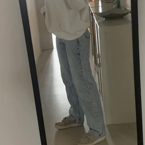 Jeans från junkyard  - Raka jeans från Junkyard i stl XS. Köpta för 500 men endast använda ett fåtal gånger! Observera att högsta bud vid budgivningens slut måste köpa plagget 🤍