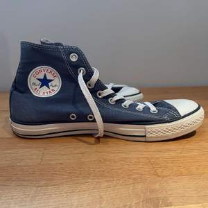 Mörkblå converse som är knappt använda. Finns märken på gummin framtill och en liten fläck som syns på sista bilden på sidan av skon. Så gått som nya. Kan mötas upp i Stockholm eller frakta då köparen står för kostnaden💓skriv om ni vill ha mer bilder eller har frågor 