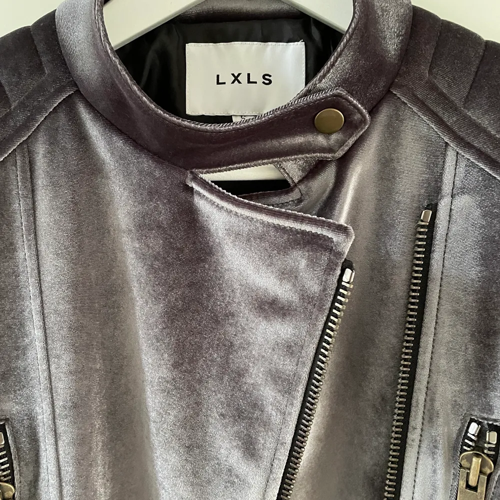Intressekoll! Lägger ut en intressekoll på denna coola silverfärgade lxls jackan i sammet😊 Likea om du vore intresserad🙏. Jackor.