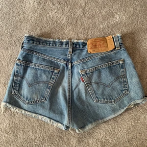 Levis jeans shorts  - Säljer dessa super snygga levis shorts som tycörr är lite stora för mig 