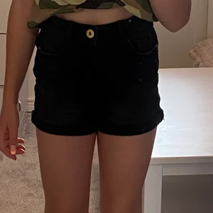 Svarta shorts  - Svarta shorts mycket bra skick nypris 200kr säljs för 100kr