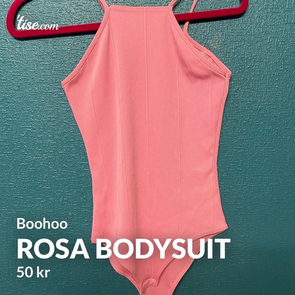 En baby rosa bodysuit från boohoo som e ribbad, väldigt fin passform och i strl 36 🌸. Toppar.