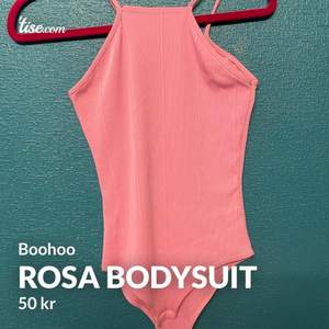 En baby rosa bodysuit från boohoo som e ribbad, väldigt fin passform och i strl 36 🌸